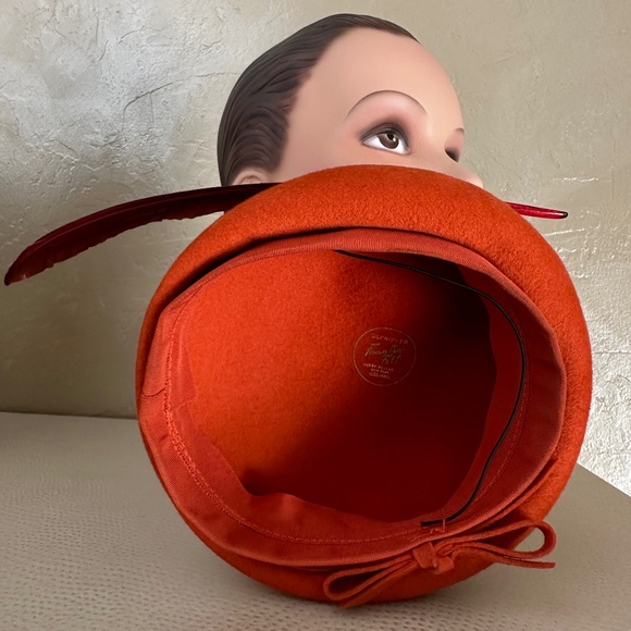 FABULOUS 1950s\' APRICOT COLOR FELT TAM WITH MATCHING LONG FEATHER TRIM main image 7